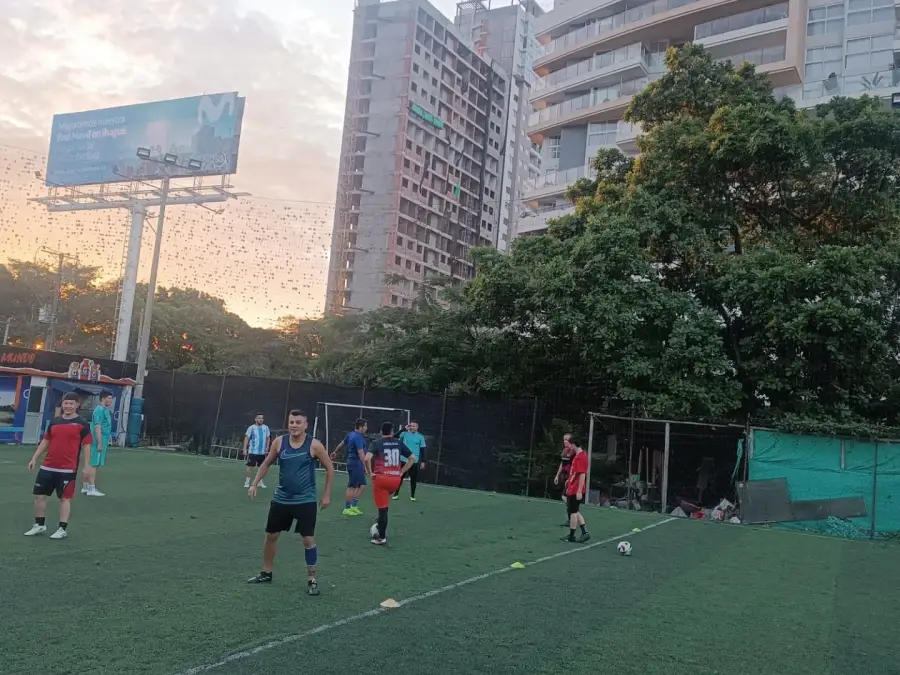 Cancha VyV al atardecer durante un entrenamiento