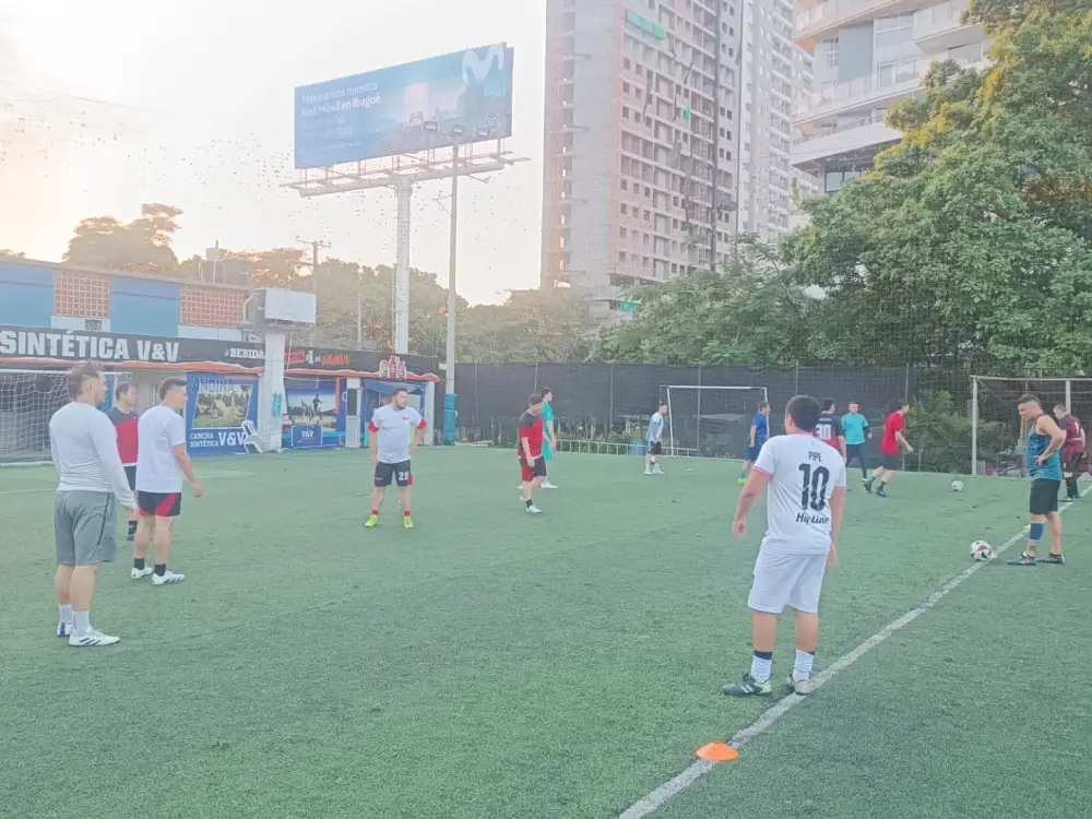 Entrenamiento matutino en la cancha VyV de Ibagué