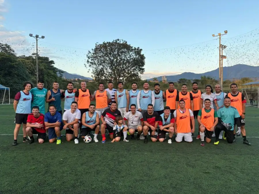 Grupo de Soccer Fit posando en la cancha con la cordillera de fondo