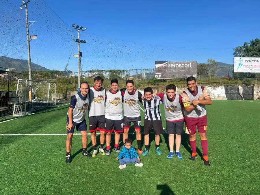 Afiliados de Soccer Fit posando después del partido