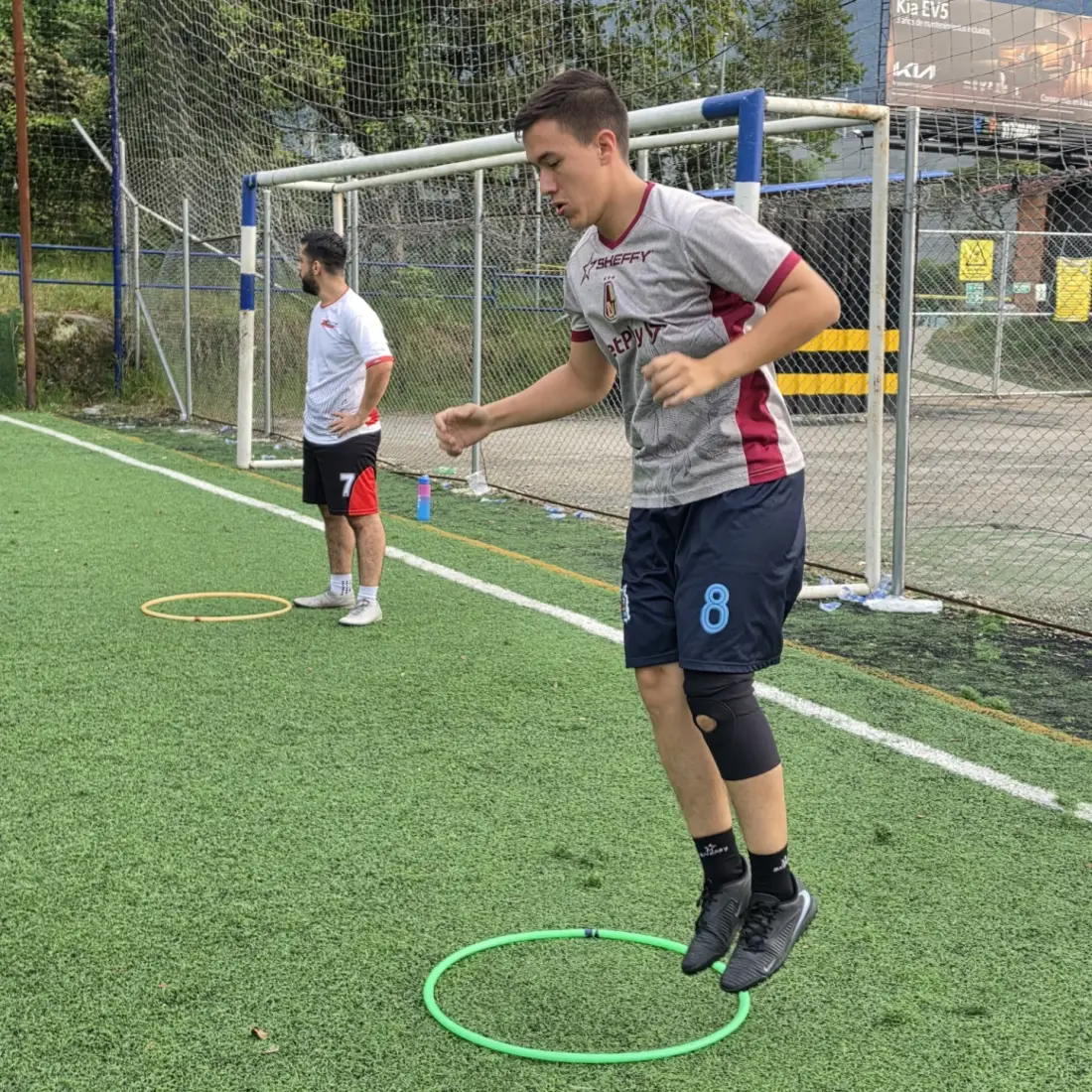 Jugador adulto saltando dentro de un aro durante el trabajo de pliometría
