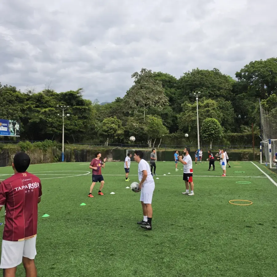 Entrenamiento en grupo sobre la cancha sintética