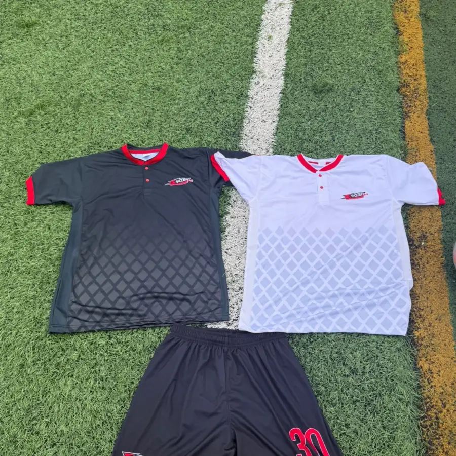 Uniformes 2026 de Soccer Fit sobre la cancha